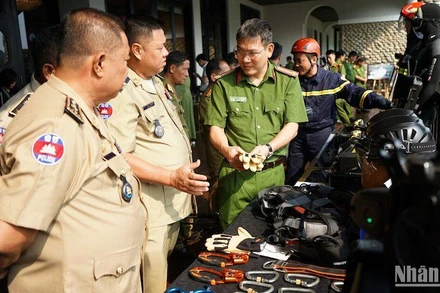 Các đại biểu tham quan khu vực trưng bày các thiết bị phòng cháy, chữa cháy của Việt Nam. (Ảnh: ANH ĐÀO)