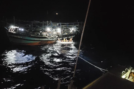 Lực lượng cứu nạn hàng hải tiếp cận được tàu QNg 90251 TS. (Ảnh Trung tâm II cung cấp)