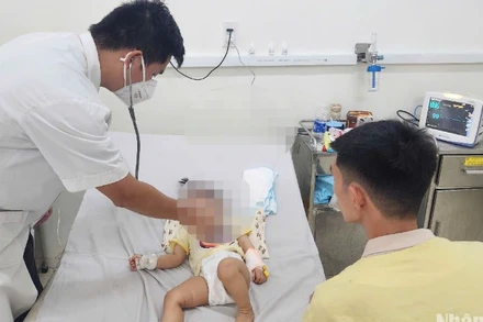 Bệnh nhi mắc sởi đang điều trị tại khoa Y học nhiệt đới Nhi-Hồi sức tích cực và bệnh lý, Bệnh viện Phụ sản-Nhi Đà Nẵng. (Ảnh: ANH ĐÀO)