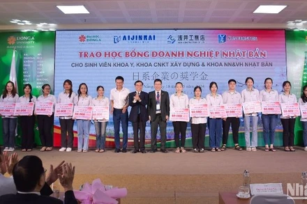 Các sinh viên xuất sắc được nhận học bổng tại chương trình. Ảnh: ANH ĐÀO.