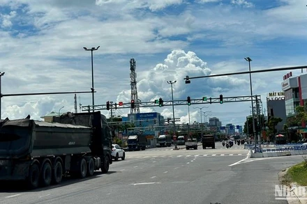 Các phương tiện xe ô-tô tải thuộc đối tượng tạm dừng hoạt động trong 4 ngày diễn ra kỳ thi tốt nghiệp THPT năm 2024 tại Đà Nẵng cần lưu ý thời gian theo quy định. Ảnh chụp trưa ngày 25/6. (Ảnh: ANH ĐÀO)