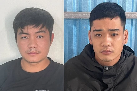 Hai đối tượng Dương Phan Quốc Minh và Phùng Quang Linh tại cơ quan điều tra. (Ảnh: Công an cung cấp)