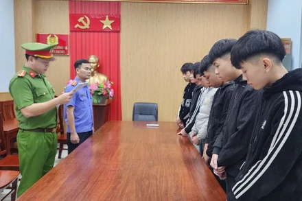 Cơ quan điều tra đọc lệnh khởi tố, bắt tạm giam nhóm đối tượng. (Ảnh: Công an cung cấp)