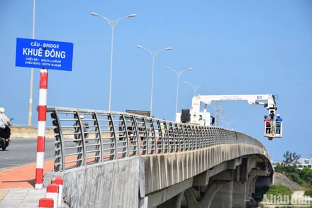 Xe chuyên dụng đưa các kỹ thuật viên xuống dưới dầm cầu Khuê Đông. (Ảnh: ANH ĐÀO)