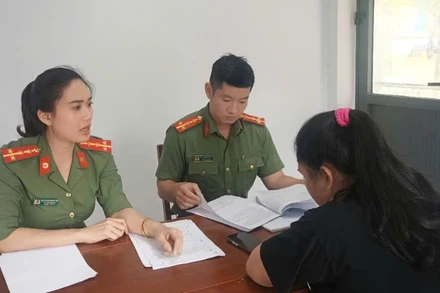 Cơ quan chức năng Công an thành phố Đà Nẵng làm việc với chị H.K.L. (Ảnh: Công an cung cấp)