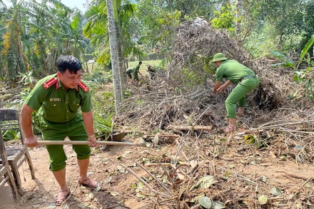 Thượng úy Bùi Văn Hoàng cùng cán bộ chiến sỹ Công an xã Hoà Bắc giúp dân dọn nhà sau bão lũ. Ảnh Công an xã Hoà Bắc