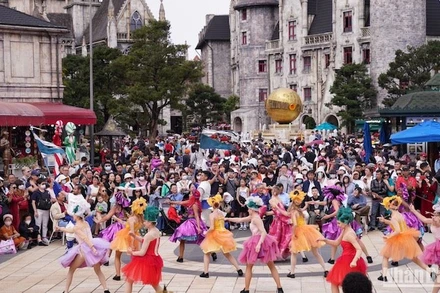 Du khách trải nghiệm nhiều sản phẩm du lịch hấp dẫn tại Khu du lịch Sun World Ba Na Hills.