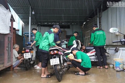 Nhiều xe máy bị ngập lụt được các bạn sinh viên Trường đại học Đông Á sửa chữa. (Ảnh ANH ĐÀO)