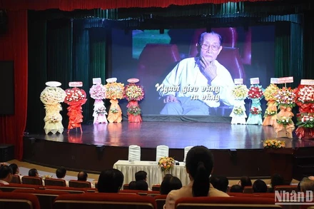 Hình ảnh Giáo sư Hoàng Châu Ký trong phim tài liệu chiếu tại tọa đàm. 