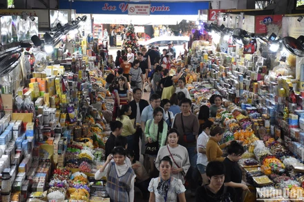 Khách du lịch chen kín chợ Hàn trưa 1/1/2024. (Ảnh: ANH ĐÀO)