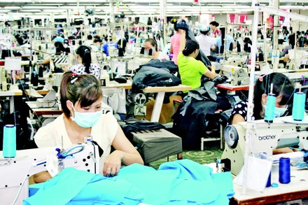 Sản xuất hàng may mặc xuất khẩu tại Công ty cổ phần may mặc Bình Dương. (Ảnh: HOÀNG ANH)