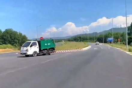 Hình ảnh tài xế điều khiển xe chở rác chạy ngược chiều do camera hành trình ghi lại. (Ảnh: Công an cung cấp)
