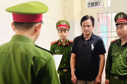 Cơ quan điều tra đã tống đạt quyết định khởi tố vụ án, khởi tố bị can và thực hiện lệnh bắt tạm giam đối với Nguyễn Mai Hà. (Ảnh: Công an cung cấp)