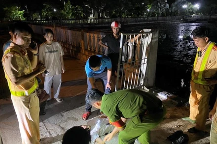 Các chiến sĩ công an sơ cứu đuối nước cho học sinh tối 20/10. (Ảnh Công an cung cấp)