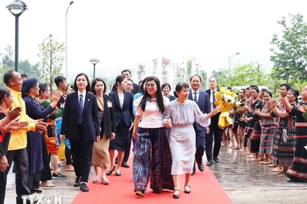 Hai Phu nhân Thủ tướng Việt Nam và Nhật Bản thăm Làng Văn hóa-Du lịch các dân tộc Việt Nam.