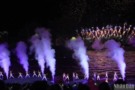 Du lịch đêm Đà Nẵng có thêm điểm nhấn “Symphony of River- Bản giao hưởng bên sông. (Ảnh: ANH ĐÀO) 