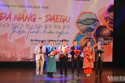 Ông Bùi Văn Tiếng, Chủ tịch Liên hiệp các Hội văn học nghệ thuật thành phố Đà Nẵng và Ông Lee Chang Hwan - Chủ tịch Liên hiệp các Hội Văn hóa nghệ thuật thành phố Daegu tặng hoa cho các nghệ sĩ. (Ảnh ANH ĐÀO)