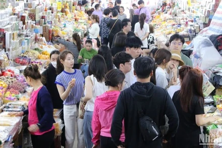 Du khách Hàn Quốc tham quan, mua sắm tại Chợ Hàn Đà Nẵng. (Ảnh: ANH ĐÀO)