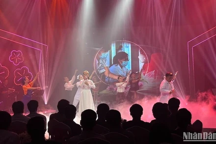 Các nghệ sĩ Nhà hát Trưng Vương biểu diễn các tiết mục đặc sắc trong chương trình. 