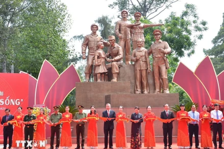 Tổng Bí thư Tô Lâm cùng nhiều đồng chí Lãnh đạo, nguyên Lãnh đạo Đảng, Nhà nước cắt băng khánh thành Tượng đài Công an nhân dân. (Ảnh: Linh Sơn/TTXVN)