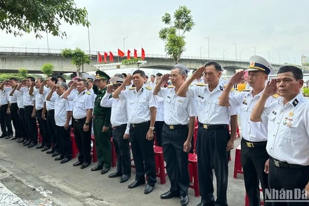 Hội cựu chiến binh Hải quân thành phố Đà Nẵng tri ân các anh hùng, liệt sĩ sự kiện Gạc Ma 14/3/1988. (Ảnh: ANH ĐÀO)