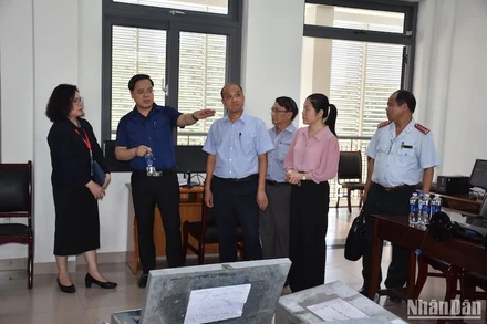 Đoàn công tác của Bộ giáo dục và Đào tạo kiểm tra công tác thi tại Hội đồng thi Đà Nẵng chiều 20/6. (Ảnh: ANH ĐÀO)