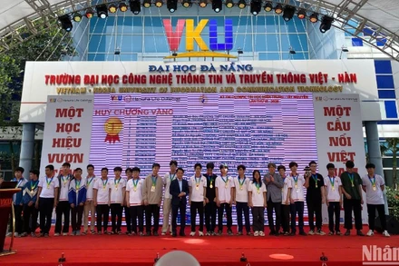 Các đội xuất sắc giành Huy chương Vàng tại vòng chung kết Kỳ thi Olympic Tin học miền Trung và Tây Nguyên. (Ảnh: ANH ĐÀO)