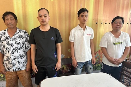 Các đối tượng trong đường dây cá độ bóng đá qua mạng bị bắt. (Ảnh: Công an cung cấp)