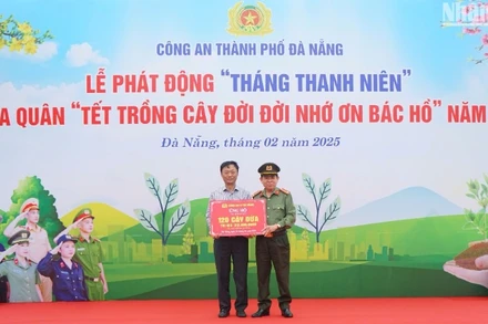Đại tá Trần Đình Liên, Phó Giám đốc Công an thành phố Đà Nẵng trao tặng 120 cây dừa cho Ban Quản lý Bán đảo Sơn Trà và các Bãi biển Du lịch Đà Nẵng. (Ảnh: ANH ĐÀO)