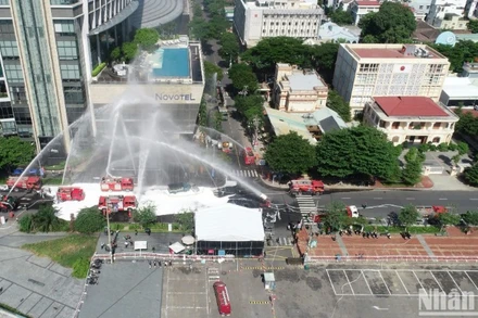 Đà Nẵng thực tập phương án chữa cháy và cứu nạn cứu hộ cấp thành phố tại các toà nhà cao tầng. (Ảnh: ANH ĐÀO)