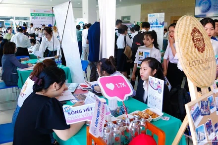 Đông đảo sinh viên Đà Nẵng đến tìm kiếm cơ hội việc làm. (Ảnh: ANH ĐÀO)