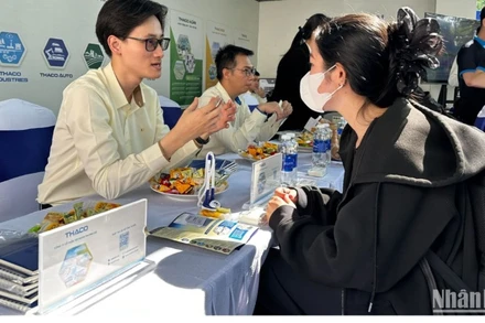DUT Job Fair 2025 với hơn 60 gian hàng tuyển dụng dành cho sinh viên Đà Nẵng. (Ảnh: ANH ĐÀO)