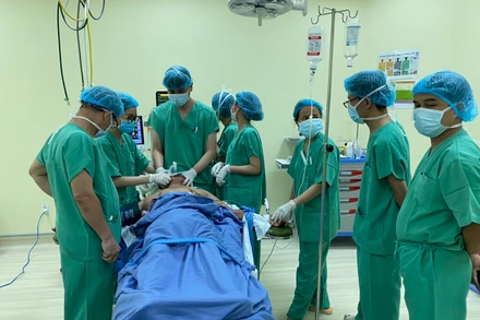 Ê-kíp các y, bác sĩ Bệnh viện 199 và các bác sĩ đầu ngành tại Thành phố Hồ Chí Minh, hội chẩn trước khi phẫu thuật cho bệnh nhân. (Ảnh: Bệnh viện cung cấp)