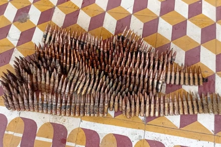 Hơn 400 viên đạn được người dân phát hiện khi đào móng làm nhà, đã được giao nộp cho lực lượng chức năng. (Ảnh Công an cung cấp)