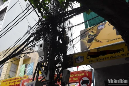 4 tuyến phố trung tâm thành phố Đà Nẵng sẽ được cải tạo, chỉnh trang. Trong ảnh là hệ thống điện trên đường Ông Ích Khiêm chụp sáng ngày 30/3. (Ảnh: ANH ĐÀO)