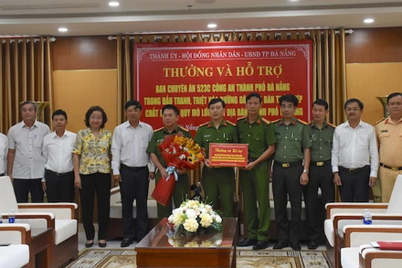 Thường trực Thành ủy Đà Nẵng, thăm, động viên lực lượng phá chuyên án ma tuý “khủng”. (Ảnh: ANH ĐÀO)