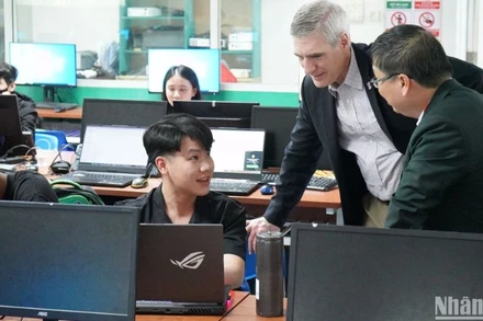 Lãnh đạo MSU cũng đã có buổi chia sẻ trực tiếp với đông đảo các bạn sinh viên ngành Công nghệ thông tin, Trường đại học Đông Á. (Ảnh: ANH ĐÀO)