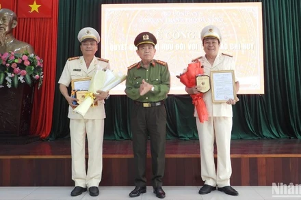 Đại tá Trần Đình Liên, Phó Bí thư Đảng ủy, Phó Giám đốc Công an thành phố Đà Nẵng trao quyết định nghỉ hưu theo chế độ cho 2 cán bộ lãnh đạo cấp phòng là Đại tá Đặng Văn Khuôn, Trưởng Công an quận Cẩm Lệ nghỉ công tác, hưởng chế độ hưu trí từ ngày 1/3 và Thượng tá Nguyễn Chính, Phó trưởng Phòng Tham mưu nghỉ công tác, hưởng chế độ hưu trí từ ngày 1/4. (Ảnh: ANH ĐÀO)