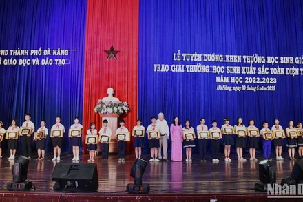 190 học sinh Đà Nẵng xuất sắc nhận Giải thưởng “Học sinh giỏi xuất sắc toàn diện tiêu biểu” năm học 2022-2023. (Ảnh: ANH ĐÀO)