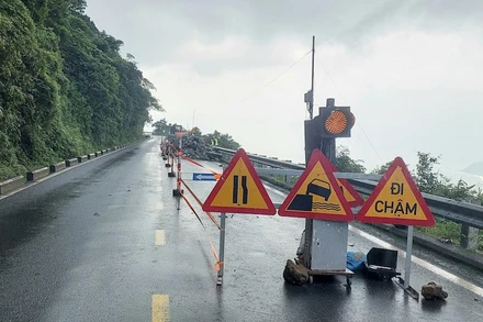 Đơn vị thi công giăng dây, cắm biển cảnh báo để phương tiện qua lại an toàn. (Ảnh: V.N)