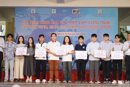 Các nhóm đề tài nghiên cứu khoa học xuất sắc vượt qua các vòng thi, giành giải thưởng tại BKDN Techshow. (Ảnh: ANH ĐÀO)