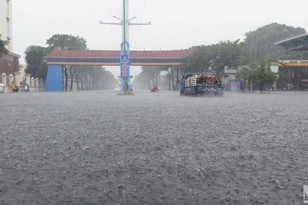 Đường vào Khu công nghiệp Hòa Khánh ngập sâu.