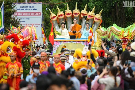 Hàng nghìn phật tử, người dân, du khách tham gia, chiêm bái lễ vía Đức Bồ tát Quán Thế Âm sáng 18/3. (Ảnh: ANH ĐÀO)