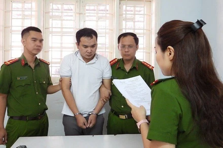 Cơ quan Cảnh sát điều tra Công an TP Đà Nẵng tống đạt các quyết định đối với Nguyễn Vĩnh Sơn. (Ảnh: Công an cung cấp)