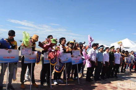 Đà Nẵng khai mạc Giải dù lượn "Bay trên biển Tiên Sa". (Ảnh: ANH ĐÀO)