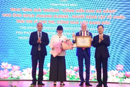 Đồng chí Nguyễn Văn Quảng, Ủy viên Trung ương Đảng, Bí thư Thành ủy, Trưởng Đoàn đại biểu Quốc hội thành phố Đà Nẵng, trao Giải thưởng “Cống hiến cho Đà Nẵng" tặng Giáo sư Erich Johann Lejeune. (Ảnh: ANH ĐÀO)