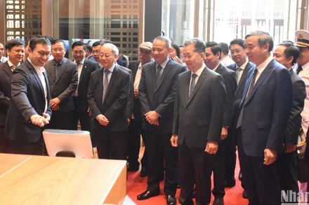 Các đại biểu tham quan không gian trưng bày hiện đại tại Bảo tàng Đà Nẵng, sáng 28/3. (Ảnh: ANH ĐÀO)