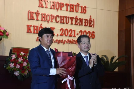 Đồng chí Nguyễn Văn Quảng, Ủy viên Trung ương Đảng, Bí thư Thành ủy, Trưởng đoàn Đại biểu Quốc hội thành phố Đà Nẵng tặng hoa chúc mừng đồng chí Lương Nguyễn Minh Triết. (Ảnh: ANH ĐÀO)