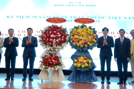 Phó Thủ tướng Lê Thành Long tặng hoa chúc mừng Bệnh viện C Đà Nẵng nhân dịp kỷ niệm 70 năm Ngày Thầy thuốc Việt Nam. (Ảnh: ANH ĐÀO)