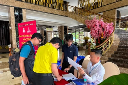 Đại biểu các Đoàn tham dự Đại hội Thể thao học sinh Đông Nam Á bắt đầu check-in tại khách sạn Mường Thanh Grand Đà Nẵng chiều ngày 29/5. (Ảnh: ANH ĐÀO)